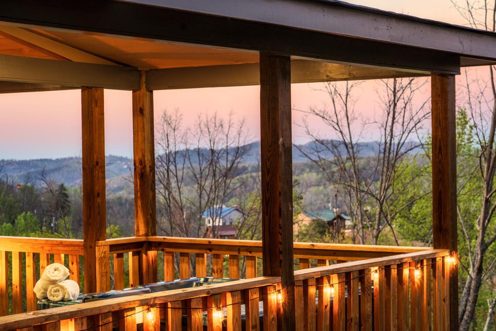 Mountainscape - Brand New Cabin W Views - Hottub - Firetable - Ps5 - Pooltable - 3 Pools Gatlinburg Exterior photo